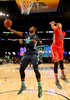 第63回NBAオールスターゲーム2014（2014 NBA All-Star game）。ウエストのアンソニー・デイビス（Anthony Davis）をかわし得点を狙うイーストのカイリー・アービング（Kyrie Irving、2014年2月16日撮影）。(c)AFP/Getty Images/Christian Petersen