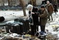 シリア中部ホムス（Homs）の政府軍の包囲下にある地域から避難する民間人（2014年2月19日撮影）。(c)AFP