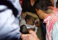 襲撃されたリビア・ベンガジ（Benghazi）の米領事館で救出された意識不明の男性。後にJ・クリストファー・スティーブンス（J. Christopher Stevens）駐リビア米国大使と確認された（2012年9月11日撮影）。(c)AFP