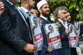 トルコ・イスタンブールのサウジアラビア領事館前で、行方不明となっているサウジ人記者ジャマル・カショギ氏の写真を掲げて抗議する人々（2018年10月5日撮影）。(c)OZAN KOSE / AFP