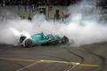 22F1第22戦アブダビGP決勝。レースを終え、ドーナツターンを披露するアストンマーティンのセバスチャン・ベッテル（2022年11月20日撮影）。(c)Kamran Jebreili/ AFP