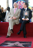 ハリウッドの殿堂「ウォーク・オブ・フェーム（Hollywood Walk of Fame）」入りを果たした俳優キーファー・サザーランド（Kiefer Sutherland、右）と、記念セレモニーに出席した父親で俳優のドナルド・サザーランド（Donald Sutherland、左、2008年12月9日撮影）。(c)AFP/GABRIEL BOUYS