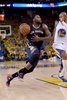14-15NBAプレーオフ1回戦（7回戦制）、ゴールデンステイト・ウォリアーズ対ニューオーリンズ・ペリカンズ。ドライブを仕掛けるニューオーリンズ・ペリカンズのタイリーク・エバンス（2015年4月20日撮影）。(c)AFP/Getty Images/Thearon W. Henderson