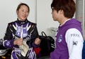 FIA-F4選手権のシーズン開幕を控え、静岡県小山町の富士スピードウェイで、テスト走行後にスーパーGTドライバーの佐藤公哉（右）と言葉を交わす小山美姫（2016年3月23日撮影）。(c)AFP/TORU YAMANAKA