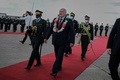 ジンバブエの首都ハラレに到着したベラルーシのアレクサンドル・ルカシェンコ大統領（前方右、2023年1月30日撮影）。(c)Jekesai NJIKIZANA / AFP