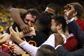15-16NBAファイナル第7戦、ゴールデンステイト・ウォリアーズ対クリーブランド・キャバリアーズ。優勝に歓喜するクリーブランド・キャバリアーズの選手（2016年6月19日撮影）。(c)AFP/Getty Images/Ezra Shaw