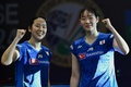 バドミントン、インド・オープン、女子ダブルス決勝。優勝を喜ぶ松本麻佑（右）と永原和可那（2024年1月21日撮影）。(c)Arun SANKAR / AFP