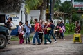 ハリケーン「ウィラ」の上陸に備え、メキシコ・シナロア州テアカパンで避難準備をする人々（2018年10月22日撮影）。(c)ALFREDO ESTRELLA / AFP