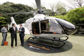 2008年4月12日、東京のフランス大使館で公開されたユーロコプター（Eurocopter）のヘリ「EC135」。エルメス（Hermes）がデザインを手がけた。(c)AFP/Yoshikazu TSUNO