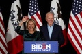 米アイオワ州デモインで支持者を前に演説するジョー・バイデン元副大統領（右）とジル・バイデン夫人（2020年2月3日撮影）。(c)Justin Sullivan/Getty Images/AFP