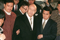 韓国の全斗煥元大統領。11月23日に死去、90歳。1980年から88年までの任期中、経済発展を実現し、1988年には五輪誘致に成功した。一方で、反対勢力を弾圧するなど強権政治を行った（中央、1995年12月3日撮影）。(c)KIM JAE-HWAN / AFP