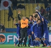 2010年サッカーW杯南アフリカ大会（%%2010 World Cup%%）1次リーグE組、デンマーク対日本。日本は3-1で勝利し、勝ち点6（2勝1敗）の同組2位で決勝トーナメントに進んだ。日本の決勝トーナメント進出は、自国開催以外のW杯では初めて。写真はチームの勝利を喜ぶ日本の選手。（2010年6月24日撮影）(c)AFP/GABRIEL BOUYS