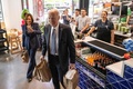 米首都ワシントンで、メキシコ料理店からテイクアウトの料理を持ち帰るジョー・バイデン大統領（中央）とカマラ・ハリス副大統領（左、2023年5月5日撮影）。(c)Jim WATSON / AFP