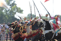 モロッコの首都ラバト（Rabat）で、伝統の騎馬戦術を再現する祭り「ファンタジア（Fantasia）」が開催された。写真は馬に乗る女性の参加者（2009年7月9日撮影）。(c)AFP/FADEL