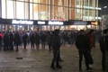 大みそかの夜にドイツ西部ケルンの中央駅前に集まる人々（2015年12月31日撮影）。(c)AFP/dpa/Markus Boehm
