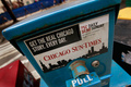 米イリノイ（Illinois）州シカゴ（Chicago）で、自動販売機で販売されるシカゴ・サンタイムズ（Chicago Sun-Times、2009年4月2日撮影、資料写真）。(c)AFP/Getty Images/Scott Olson