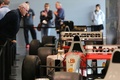 イタリアのイモーラ（Imola）で開催された故アイルトン・セナ（Ayrton Senna）氏の没後20年追悼式典で展示品を眺める人々（2014年5月1日撮影）。(c)AFP/MAURO MONTI