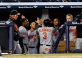 14MLB、ニューヨーク・ヤンキース（New York Yankees）対ボルチモア・オリオールズ（Baltimore Orioles）。9回に決勝の本塁を踏み、ダグアウトでチームメートに出迎えられるボルチモア・オリオールズのライアン・フラハーティー（Ryan Flaherty、2014年4月9日撮影）。(c)AFP/Getty Images/Jim McIsaac