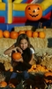 ラスベガス（Las Vegas）郊外のカボチャ畑でカボチャを手にする少女（2006年10月11日撮影）。(c)AFP/Getty Images/Ethan Miller