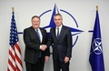 ベルギーの首都ブリュッセルでの北大西洋条約機構（NATO）加盟国外相会議で、NATOのイエンス・ストルテンベルグ事務総長と握手するマイク・ポンペオ米国務長官（左、2018年12月4日撮影）。(c)JOHN THYS / AFP