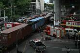 タイ・バンコクで列車とバスが衝突、炎上 8人死亡 30以上負傷
