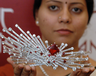 ジュエリーブランド「TanishQ」、ミス・ユニバース・インド代表の為にデザインしたティアラを披露 - インド