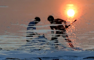 朝焼けに染まる塩田　福建