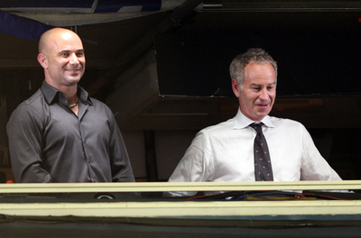 アンドレ・アガシ氏とジョン・マッケンロー氏が試合を観戦する