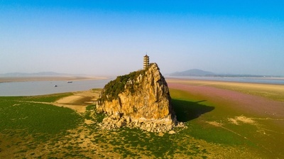 ハ陽湖の水位が下がり草原に囲まれる湖心の島 中国・江西