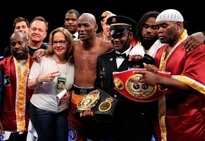 49歳ホプキンス、判定でシュメノフ下し最年長統一王者に