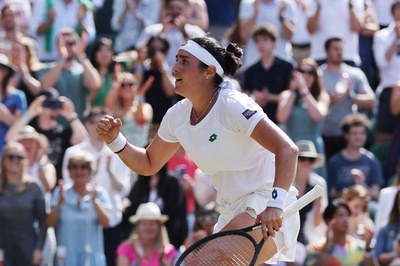 ジャバーが元女王ムグルサ破る 初のウィンブルドン16強入り
