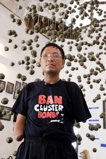 ベトナム戦争の傷跡、クラスター爆弾被害に苦しむラオス