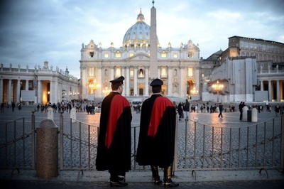 法王選出会議、12日に開始 最有力はイタリアとブラジルの枢機卿か