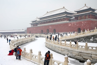 北京・故宮が雪景色 別世界を楽しむ市民