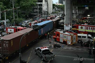 タイ・バンコクで列車とバスが衝突、炎上 8人死亡 30以上負傷