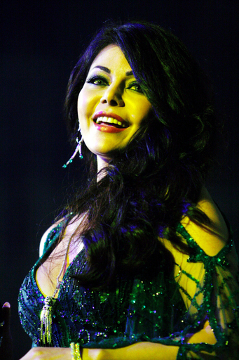 レバノン人歌手のHaifa Wehbe、バーレーンでもセクシーな装い