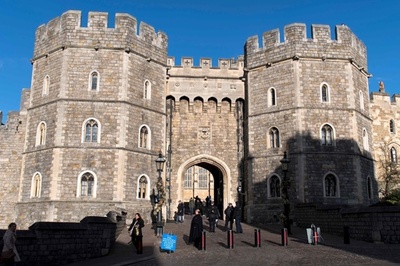 英ヘンリー王子挙式予定の町でホームレス取り締まり、物議醸す