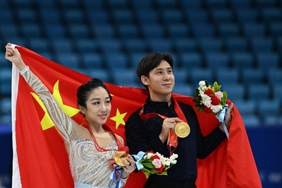 隋文静/韓聰組がフィギュア・ペアで金メダル、北京冬季五輪