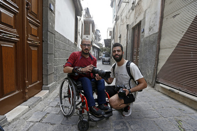 2人で「ワンチーム」、障害を支え合う連携プレーの暮らし シリア