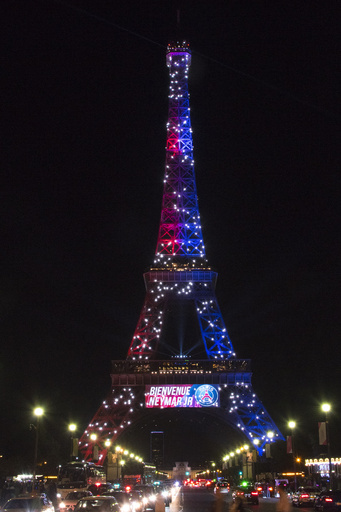 仏パリのエッフェル塔でナイフ所持の男を逮捕