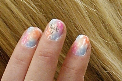 涙したリンジー・ローハン、でもネイルには「くそったれ」