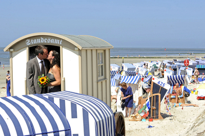 真夏のビーチで、思い立ったらすぐ結婚式?