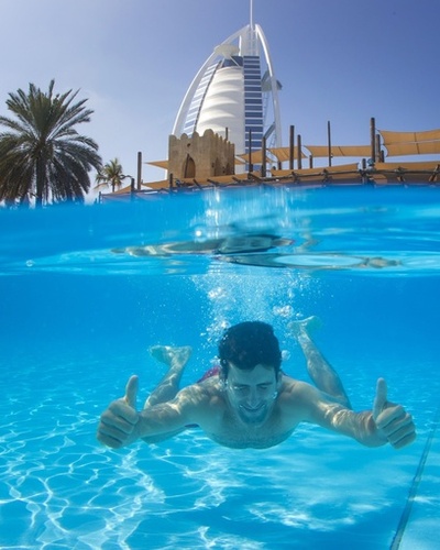 ジョコビッチ、大会控えドバイのプールで水遊び