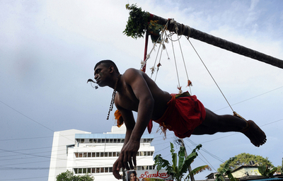 とっても痛そうなスリランカのヒンズー教祭り