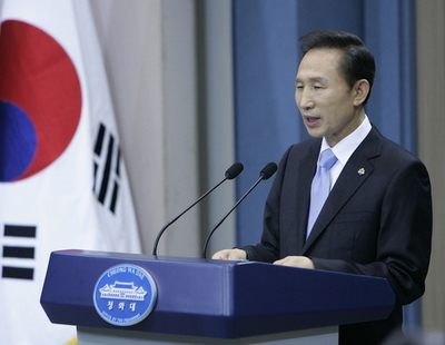 韓国大統領、側近7人を全員更迭 米牛肉問題で