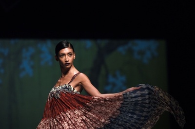 「アマゾン インド ファッション・ウィーク」、地元デザイナーら新作