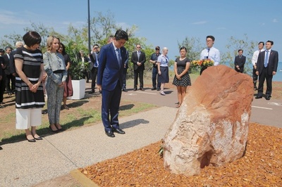 豪訪問の安倍首相夫妻、旧日本軍の潜水艦乗組員を追悼