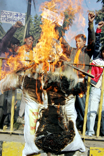 ムンバイ同時襲撃事件の容疑者拘束、パキスタン首相認める