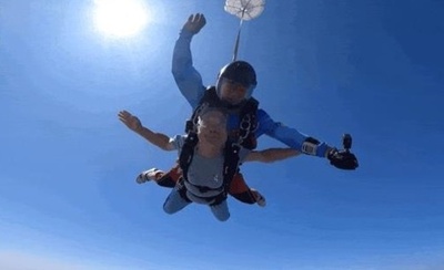84歳のおばあさん  3000メートル上空からスカイダイビングに挑戦！