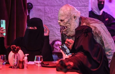 ゾンビと食事…付け合わせは骸骨 サウジのホラーレストラン